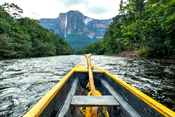 Navegar en canoas por Canaima
